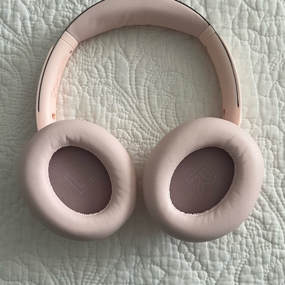 Anker Blush Pink Headphones with Case - Picture 5 of 9